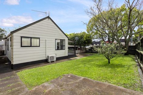 Photo of property in 2 Glucina Place, Glen Eden, Auckland, 0602