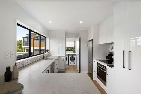 Photo of property in 2/10 Knights Road, Rothesay Bay, Auckland, 0630