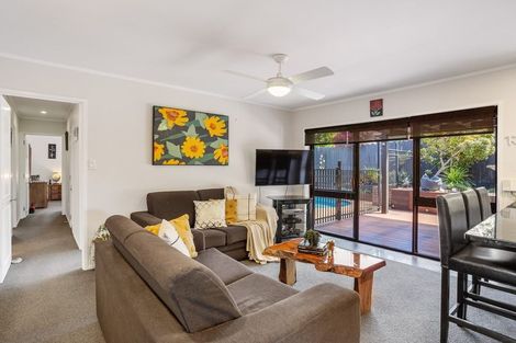 Photo of property in 10 St Simon Place, Botany Downs, Auckland, 2010