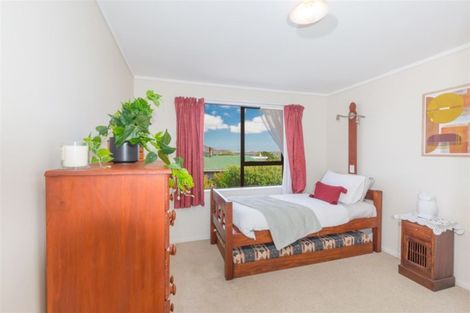 Photo of property in 8a Chapman Street, Newlands, Wellington, 6037