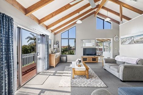 Photo of property in 92b Colwill Road, Massey, Auckland, 0614