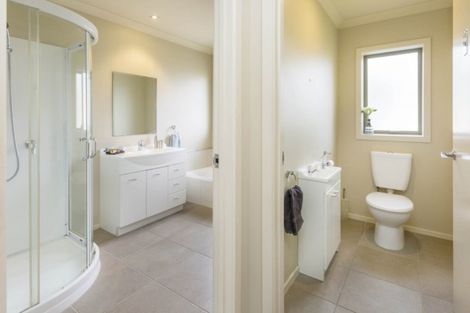 Photo of property in 5 Mcewen Crescent, Riverstone Terraces, Upper Hutt, 5018