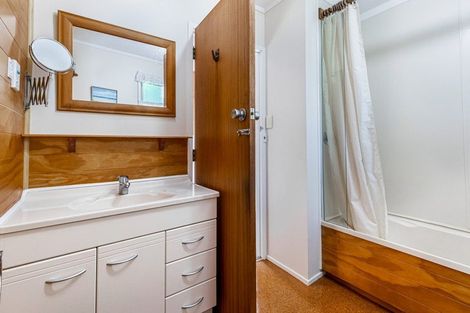 Photo of property in 22 Opanuku Road, Henderson Valley, Auckland, 0612