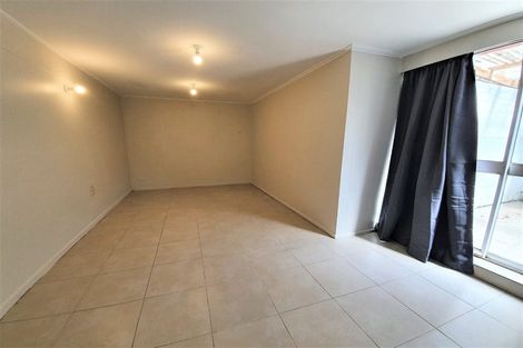 Photo of property in 28 Easton Park Parade, Glenfield, Auckland, 0629