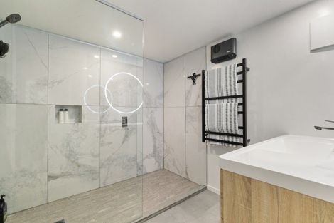 Photo of property in 32 Evergreen Place, Sunshine Bay, Queenstown, 9300