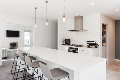 Photo of property in 23 Vaucluse Heights, Fitzherbert, Palmerston North, 4410