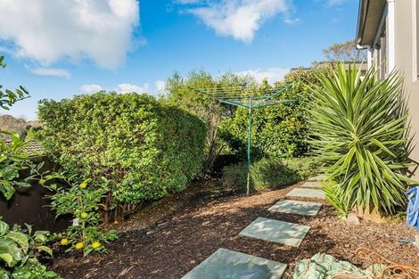 Photo of property in 2/18 Limmer Place, Browns Bay, Auckland, 0632