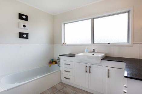 Photo of property in 35 John Davis Road, Mount Roskill, Auckland, 1041