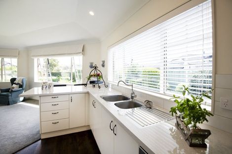 Photo of property in 14 Rutland Place, Taradale, Napier, 4112