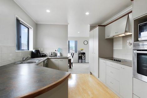 Photo of property in 16 Toledo Avenue, Henderson, Auckland, 0612