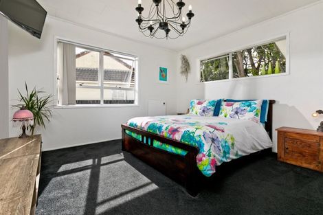 Photo of property in 7 Blythe Place, Glendene, Auckland, 0602