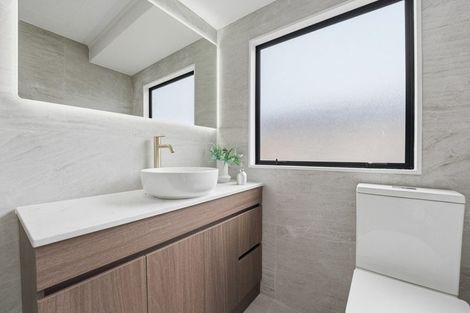 Photo of property in 2/68 Meadowood Drive, Unsworth Heights, Auckland, 0632