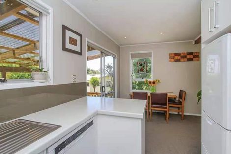 Photo of property in 11 Wanita Place, Totara Vale, Auckland, 0629