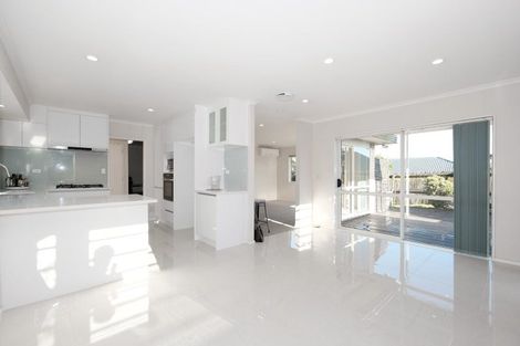 Photo of property in 2/6 Keenagh Rise, Dannemora, Auckland, 2016
