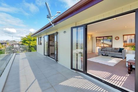 Photo of property in 2/19a Seaview Road, Castor Bay, Auckland, 0620