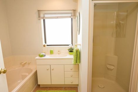 Photo of property in 143 Summerhill Drive, Fitzherbert, Palmerston North, 4410