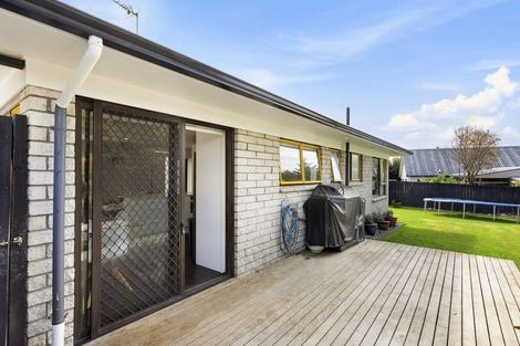Photo of property in 2/53 Taioma Crescent, Te Atatu Peninsula, Auckland, 0610
