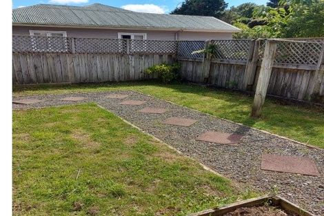 Photo of property in 2 Stella Grove, Newlands, Wellington, 6037