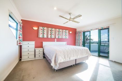 Photo of property in 84 Luckens Road, West Harbour, Auckland, 0618