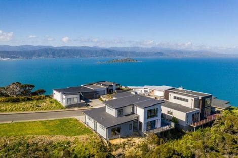 Photo of property in 22 Cromwell Point, Newlands, Wellington, 6037