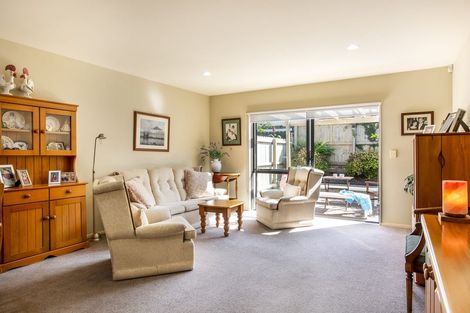 Photo of property in 9 Bunker Rise, Golflands, Auckland, 2013