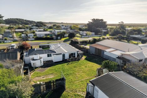 Photo of property in 9 Koura Street, Tangimoana, 4822