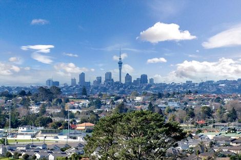 Photo of property in 16 Babich Road, Henderson Valley, Auckland, 0614