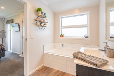 Photo of property in 27 Gallipoli Place, Paraparaumu, 5032