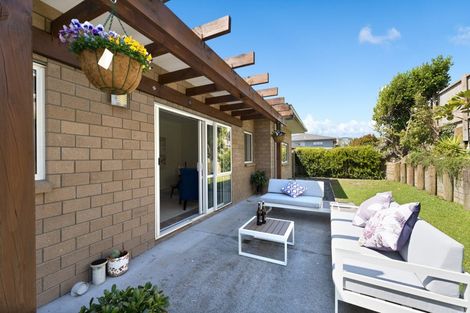 Photo of property in 16 Midhurst Avenue, Henderson, Auckland, 0612