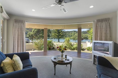 Photo of property in 301 Beach Road, Whangamata, 3620