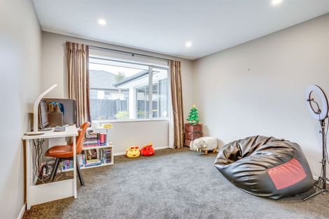 Photo of property in 5 Handley Crescent, Wigram, Christchurch, 8042