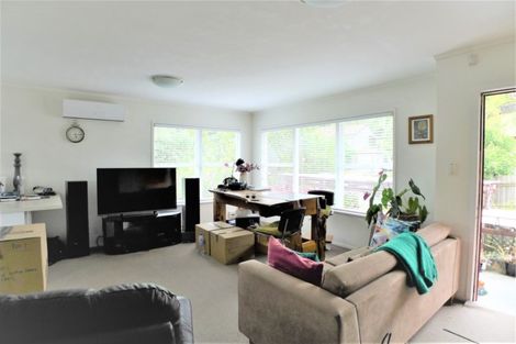 Photo of property in 2/33 Easton Parade, Glenfield, Auckland, 0629