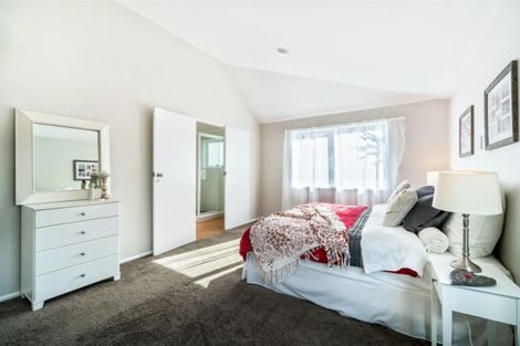 Photo of property in 2/210 Sunnynook Road, Totara Vale, Auckland, 0627