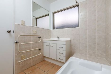 Photo of property in 2/34 Fields Parade, Oteha, Auckland, 0632