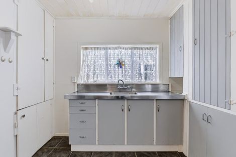 Photo of property in 12 Mills Street, Eltham, 4322