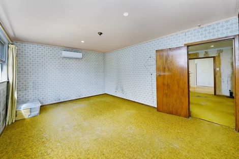 Photo of property in 1 Normandy Place, Henderson, Auckland, 0610