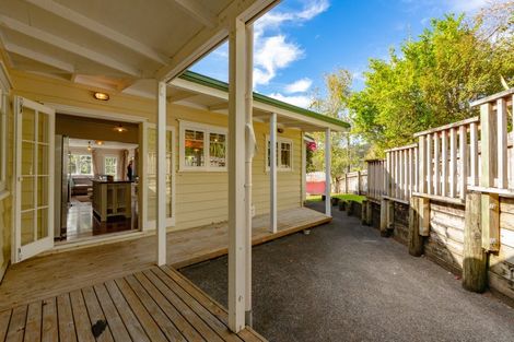 Photo of property in 42 Mountain Road, Henderson Valley, Auckland, 0612