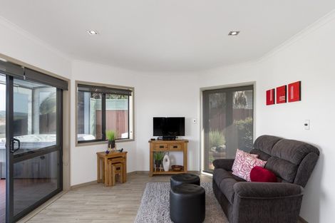 Photo of property in 16 Gibson Place, Papamoa Beach, Papamoa, 3118