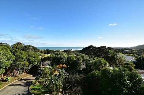 Photo of property in 24 Domain Crescent, Muriwai, Waimauku, 0881
