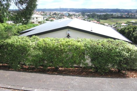 Photo of property in 1/16 Sunset Road, Unsworth Heights, Auckland, 0632