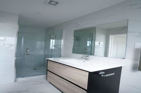 Photo of property in 4/19 Kingdale Road, Henderson, Auckland, 0610