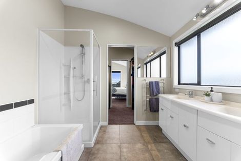 Photo of property in 1 Arden Place, Oakura, 4314