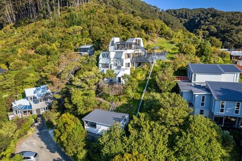 Photo of property in 10 Latham Road, York Bay, Lower Hutt, 5013