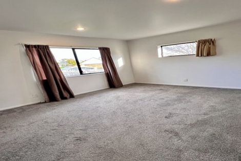 Photo of property in 8a Eske Place, Highland Park, Auckland, 2010