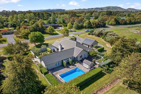 Photo of property in 10 Fairway Drive, Martinborough, 5711