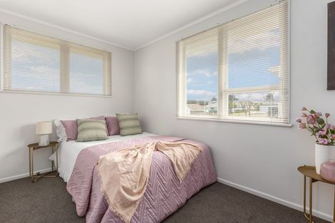 Photo of property in 32 Beauzami Crescent, Ascot Park, Porirua, 5024