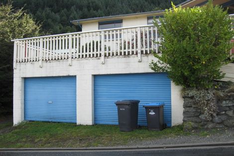 Photo of property in 3 Evergreen Place, Sunshine Bay, Queenstown, 9300