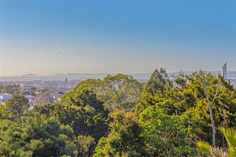 Photo of property in 181 Glenfield Road, Hillcrest, Auckland, 0627