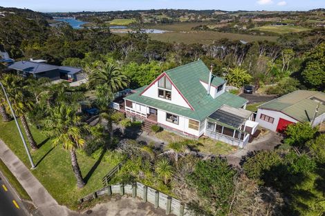 Photo of property in 205 Whangaparaoa Road, Red Beach, 0932