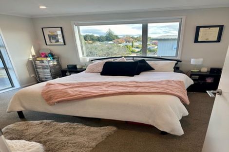 Photo of property in 1a Pavola Grove, Glenfield, Auckland, 0629